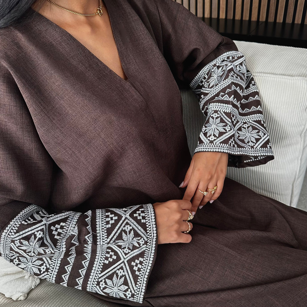 CHOCOLATE LIN BRODÉE ABAYA