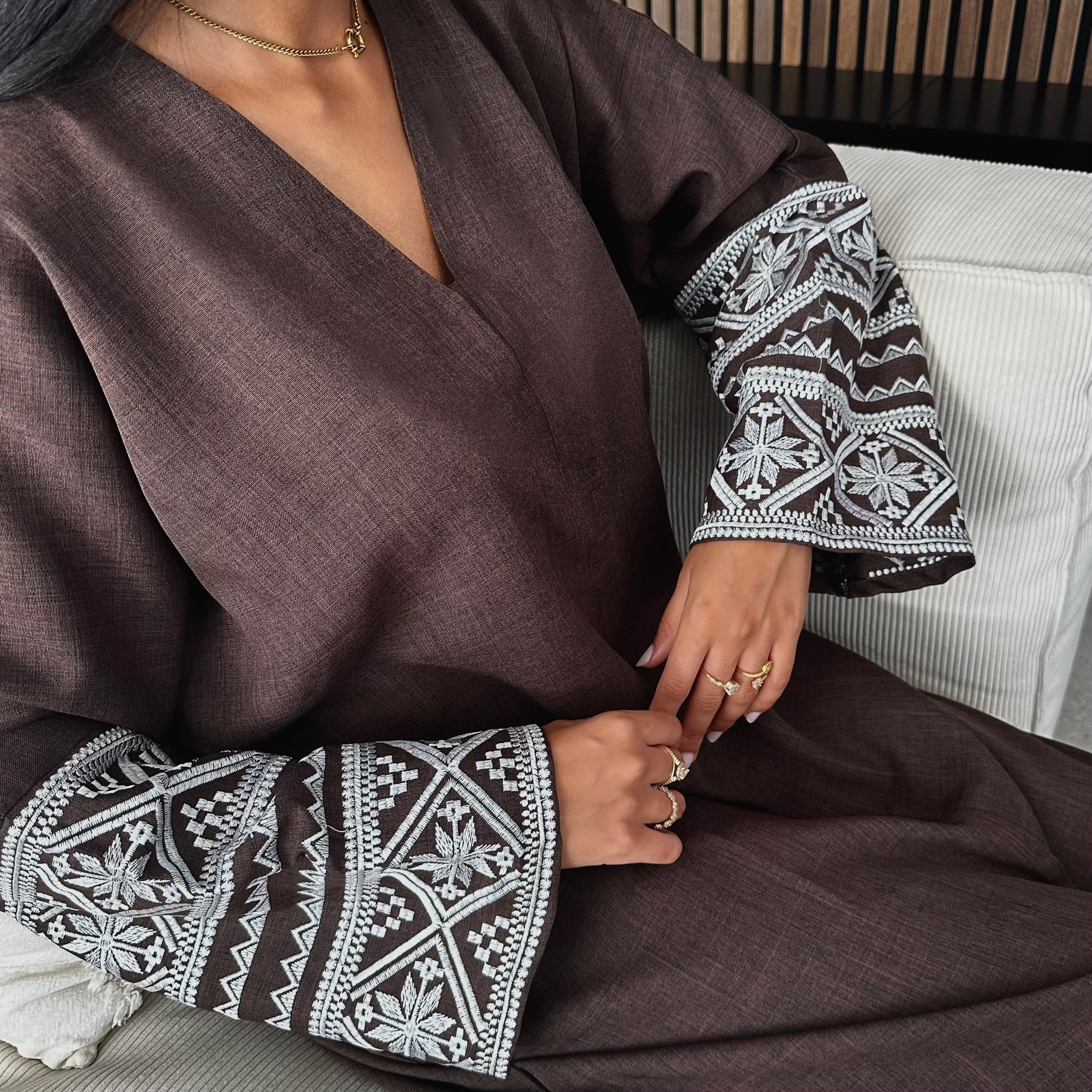 CHOCOLATE LIN BRODÉE ABAYA